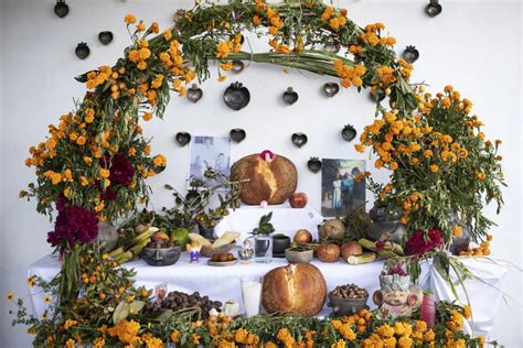 With flowers, altars and candles, Mexicans are honoring deceased relatives on the Day of the Dead